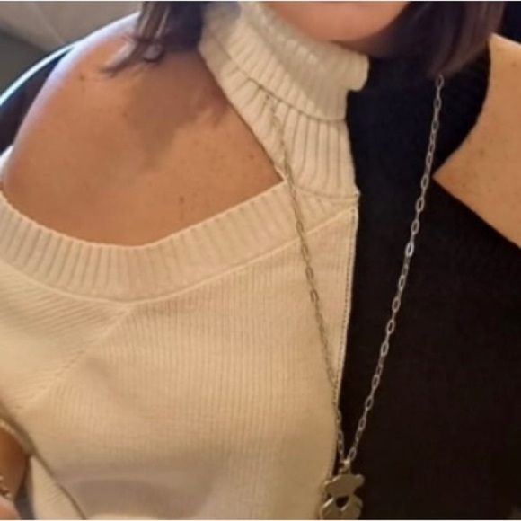 Off the shoulder turtleneck black and white Size Small - Picture 2 of 6